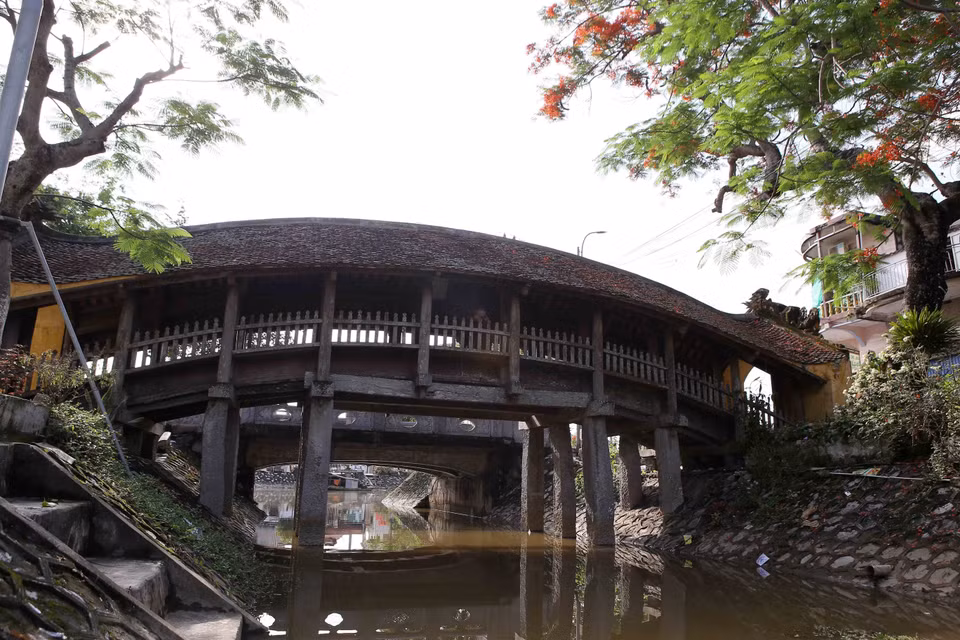 凉寺瓦顶木桥横跨海后县海英乡的河流。图自越通社