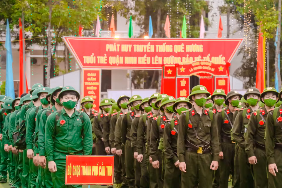 芹苴市宁桥郡的新兵交接仪式。图自越通社