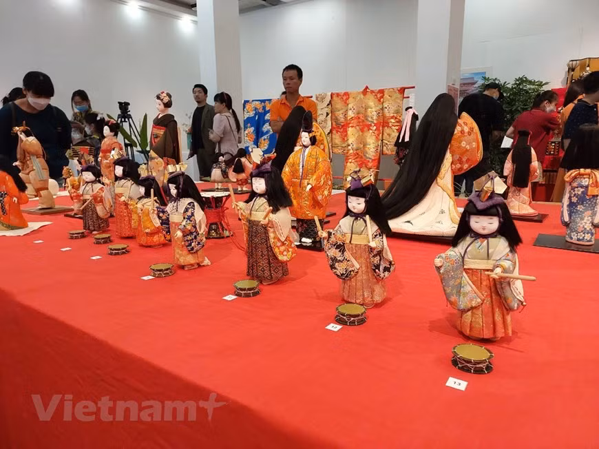 日本传统手工娃娃展会是此次活动的亮点。人形娃娃得以摆在七阶台上，其中第一阶是一对天皇与皇后的宫廷人形；第二阶是三名宫女，手执酒、酒杯及酒壶；第三阶是演奏音乐的五人乐队；第四阶是随从，看外形为一老一少的大臣；第五阶是三名仆人；第六阶摆些小型嫁妆用家具；第七阶是牛车、笼、轿子等。图自Vietnam+