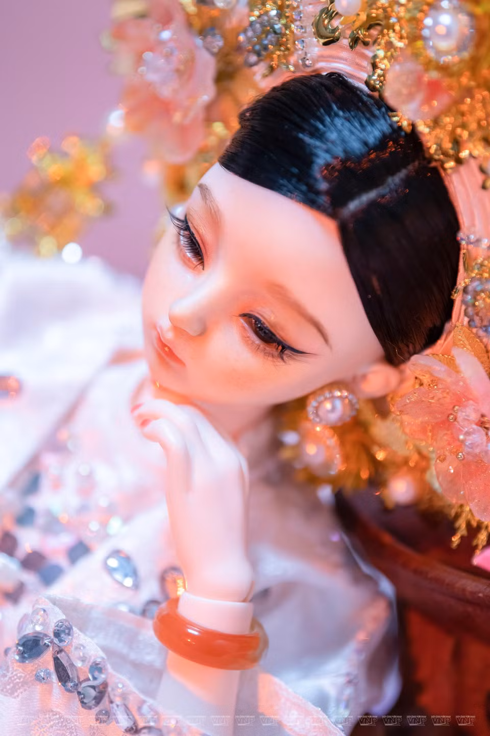 四府娃娃面部彩绘、化妆、配饰、鞋子、服装等，都按照具体的规格。图自越南画报