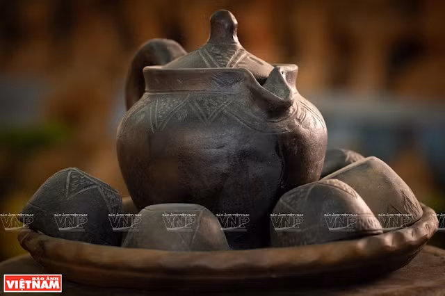 宝竹陶村工匠的双手熟练地将泥土捏成独特产品。图自越通社/越南画报