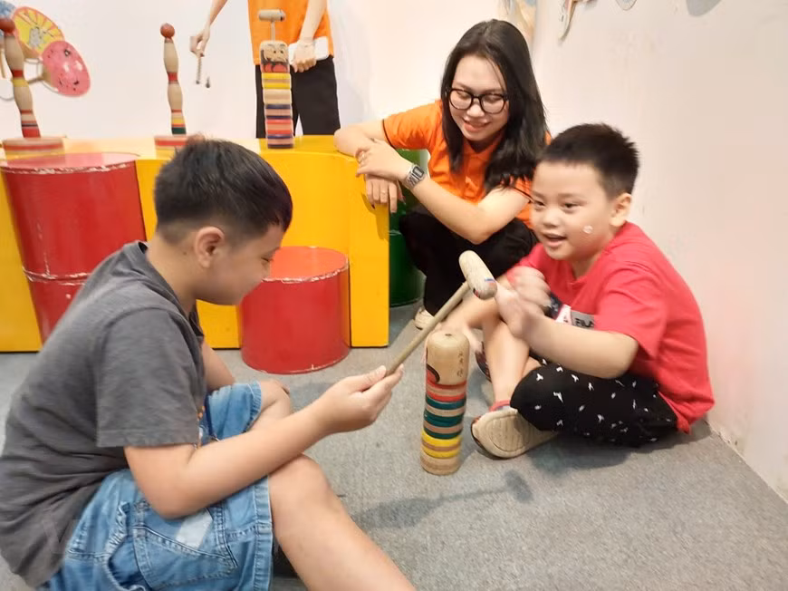 这几天来到越南妇女博物馆，小朋友可以尽情体验日本传统游戏。打达摩是深受越南小朋友喜欢的游戏之一。打达摩是由五块堆叠而成的木制玩具，最上面的也是最重要的木块——达摩。参加该游戏的小朋友需要利用木锤将薄圆柱一层一层打掉的游戏，重要的是达摩不可以倒。图自Vietnam+
