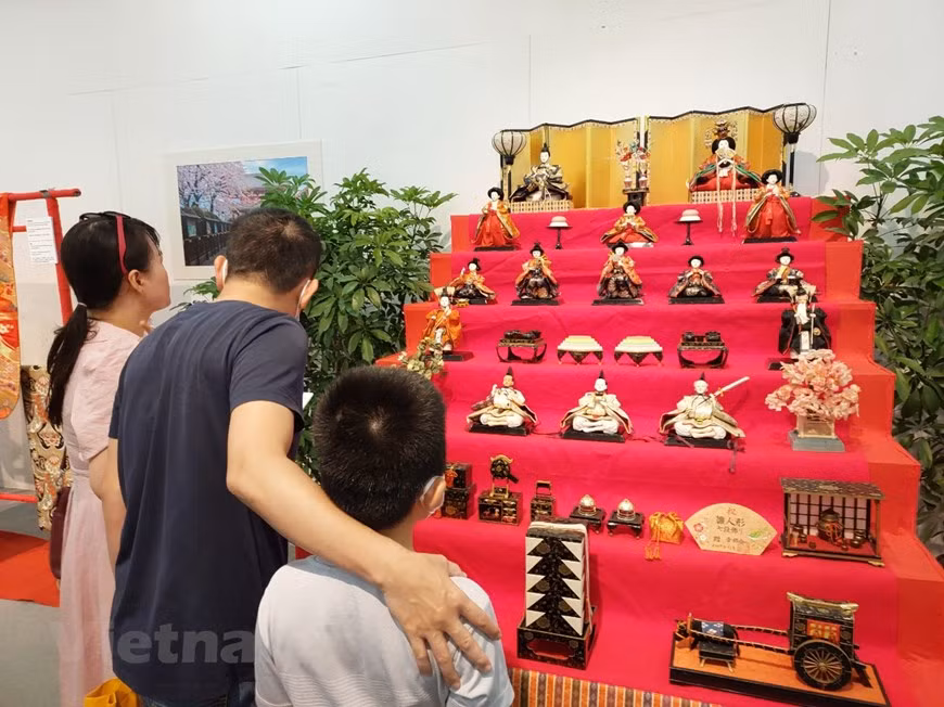 人形娃娃得以摆在七阶台上，其中第一阶是一对天皇与皇后的宫廷人形；第二阶是三名宫女，手执酒、酒杯及酒壶；第三阶是演奏音乐的五人乐队；第四阶是随从，看外形为一老一少的大臣；第五阶是三名仆人；第六阶摆些小型嫁妆用家具；第七阶是牛车、笼、轿子等。图自Vietnam+