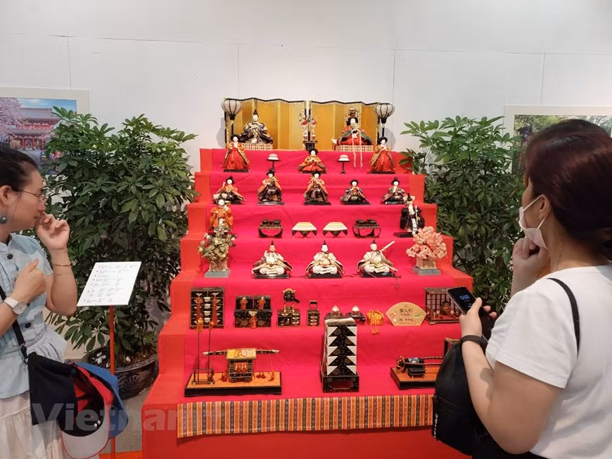 “七阶十五人形” 的传统摆设方式是从娃娃方向的男左女右，正面看是男右女左，现代常见从娃娃方向看男右女左的方式是明治维新后流行的西化摆法。最上阶金色屏风前的两樽穿着豪华的分别是左为穿着衣冠束带的天皇及右为穿着厚厚的十二单衣的皇后。图自Vietnam+
