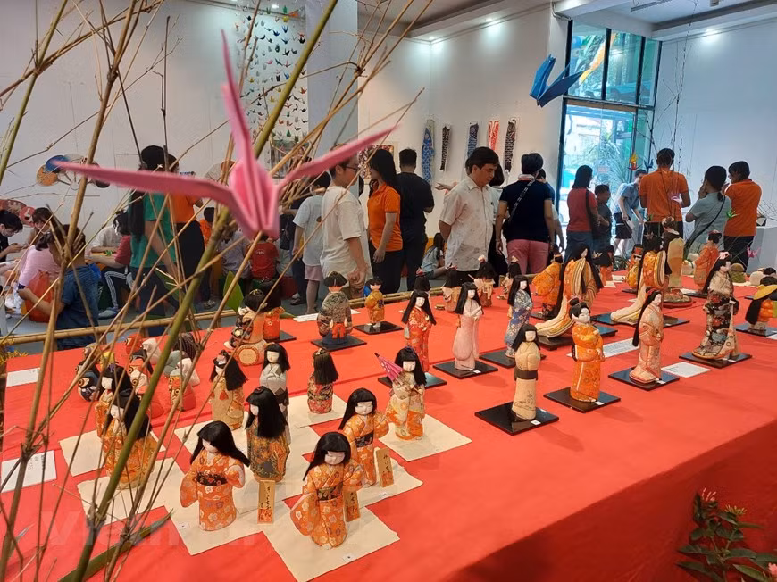 值此六月一日国际儿童节之际，越南妇女博物馆从六月一日至十四日举行名为“赏日本文化 迎炎炎夏日”的活动。这几天来到这里，参观者可以亲眼目睹日本传统手工娃娃，试穿日本和服或者体验传统插花艺术、日式折纸等日本文化特色。这对首都儿童和市民，特别是日本文化爱好者来说是一份有意义的礼物。图自Vietnam+