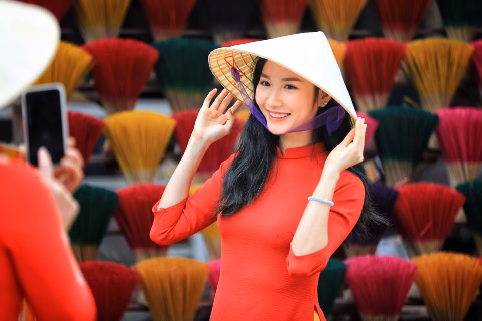 游客们喜欢在五彩缤纷的空间里拍照留念。图自：越通社
