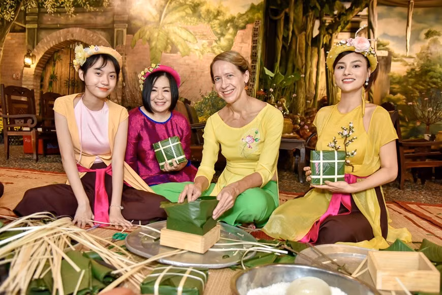 每逢春节，越南各家庭都少不了粽子，其与越南传统春节息息相关。包粽子习俗颇受国际朋友的欢迎。图自 越通社