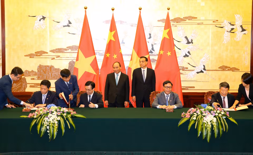  会谈后，两国总理共同见证了双方经贸、产能、基础设施、教育等领域多份合作文件的签署。（图片来源：越通社）