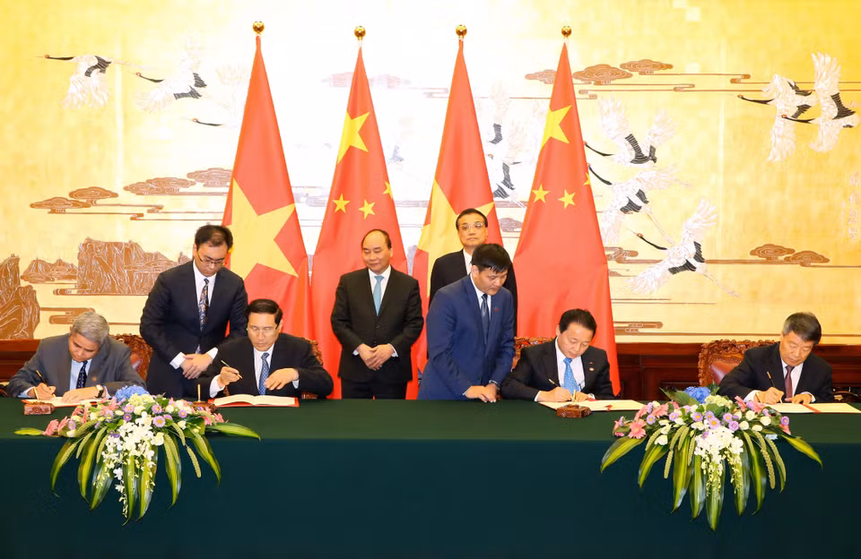  会谈后，两国总理共同见证了双方经贸、产能、基础设施、教育等领域多份合作文件的签署。（图片来源：越通社）