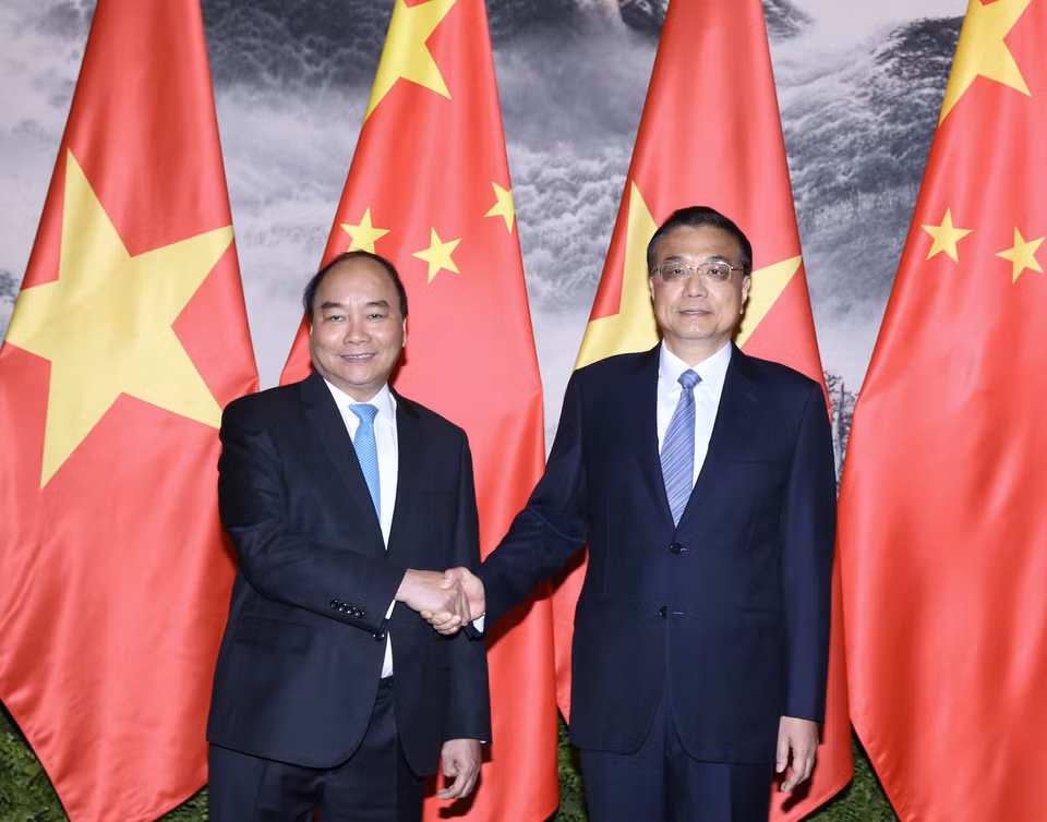  李克强在人民大会堂东门外广场为阮春福举行欢迎仪式。（图片来源：越通社）