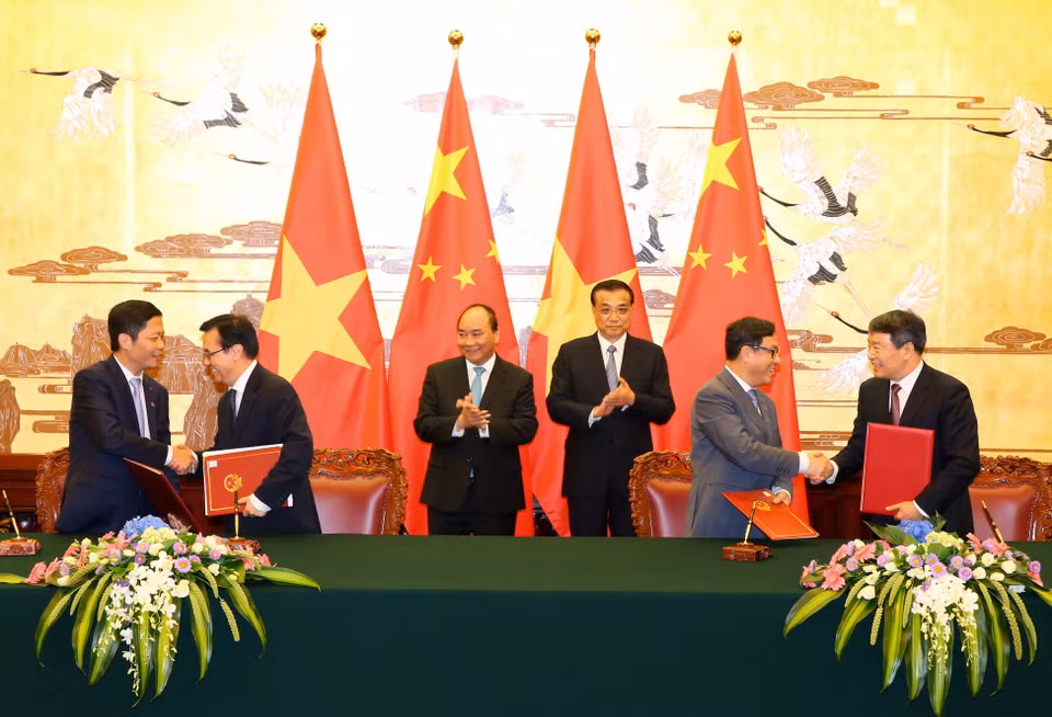  会谈后，两国总理共同见证了双方经贸、产能、基础设施、教育等领域多份合作文件的签署。（图片来源：越通社）