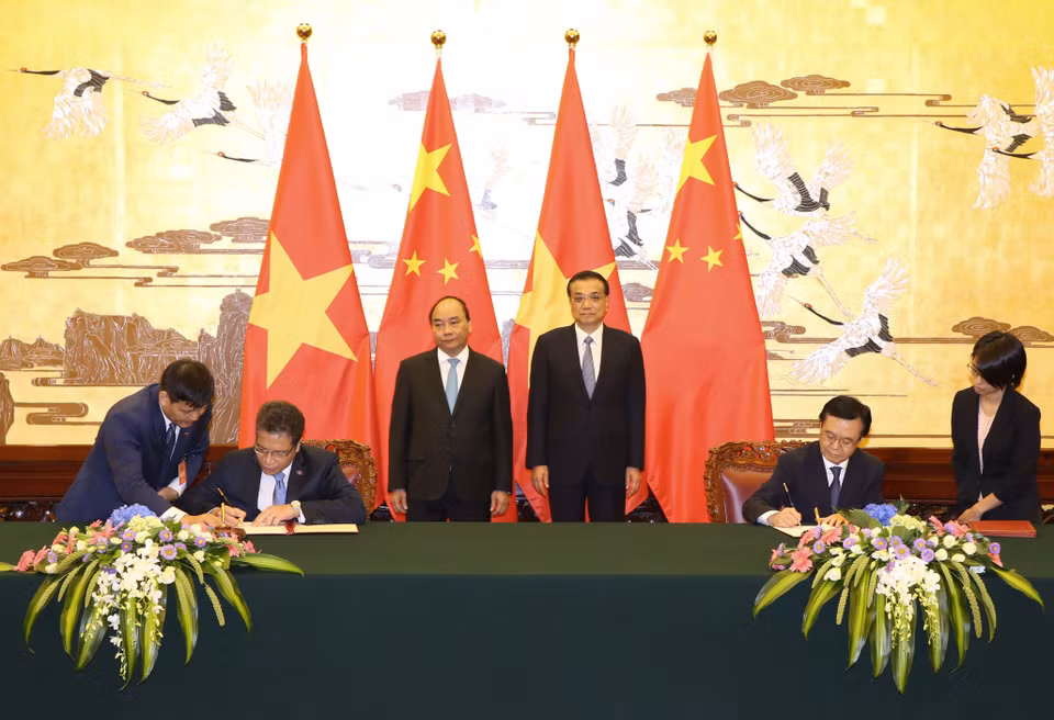  会谈后，两国总理共同见证了双方经贸、产能、基础设施、教育等领域多份合作文件的签署。（图片来源：越通社）