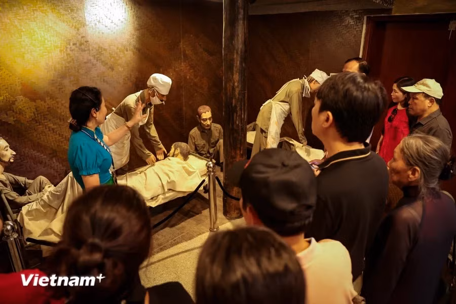 博物馆还设有军医主题展区，再现残酷战争的场景。图自 越通社
