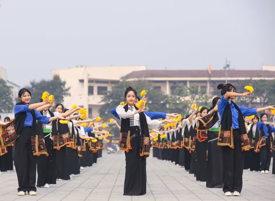 奠边省学生同台表演傣族群舞。图自 越通社
