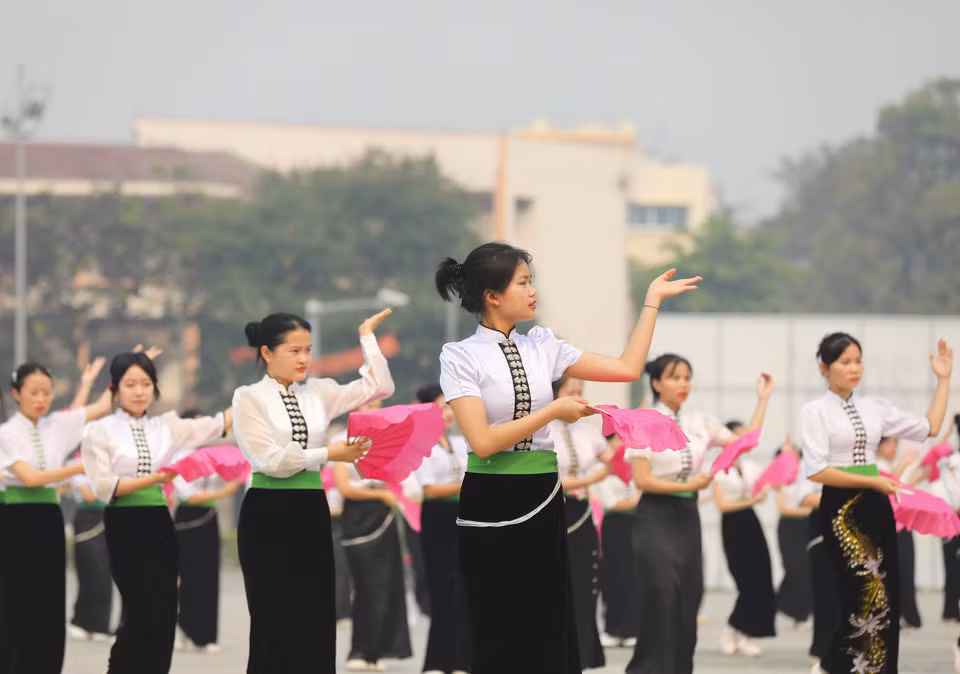 奠边省学生同台表演傣族群舞。图自 越通社