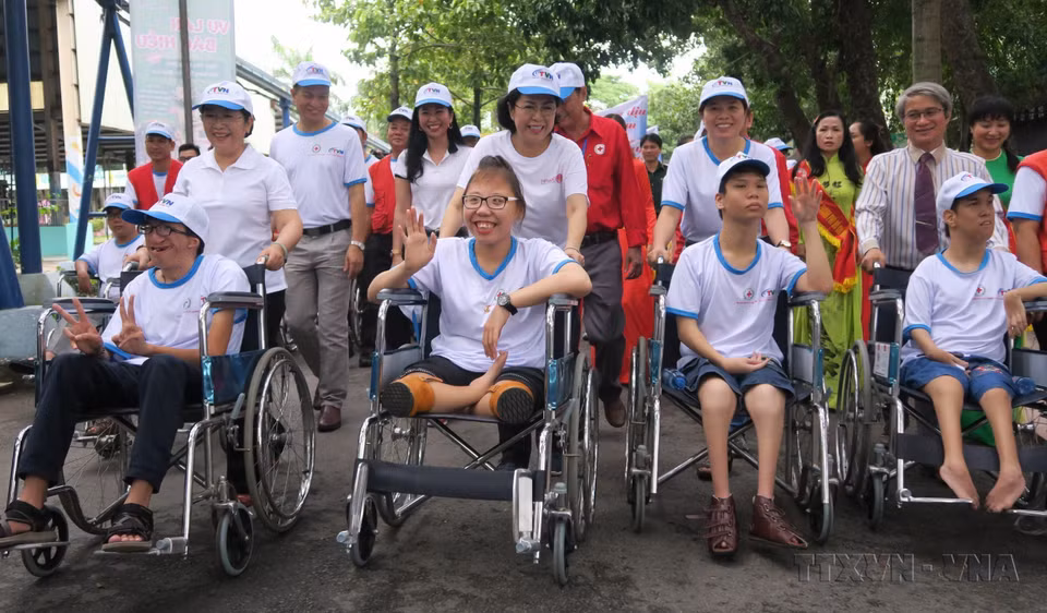 红十字志愿者、企业员工、劳动人员、胡志明市市民等5000人参加在莲潭文化公园举行的“为橙剂受害者步行”活动。图自越通社