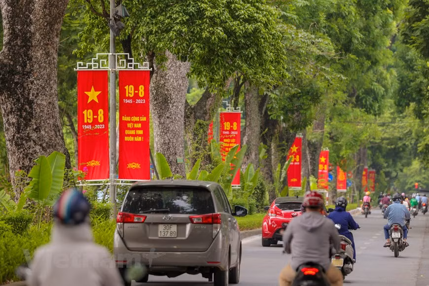 黄妙街装饰耀眼的红色庆贺标语。图自Vietnam+