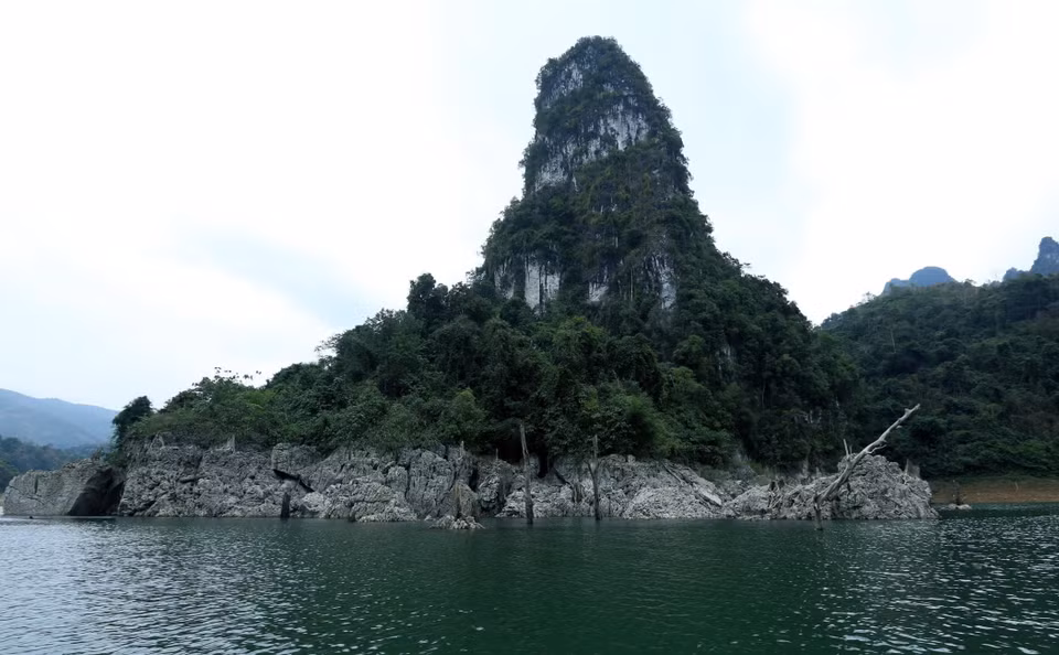 一座座石岩山耸立在茫茫海中，形成了雄伟壮观的美丽风景线。图自 越通社