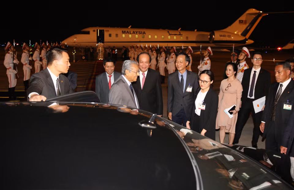 马来西亚总理马哈蒂尔·穆罕默德欢迎仪式在内排国际机场举行。图自越通社