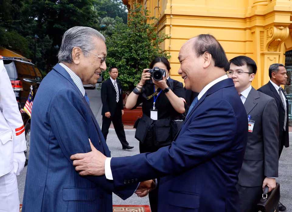 越南政府总理阮春福迎接马来西亚总理马哈蒂尔·穆罕默德。图自越通社 
