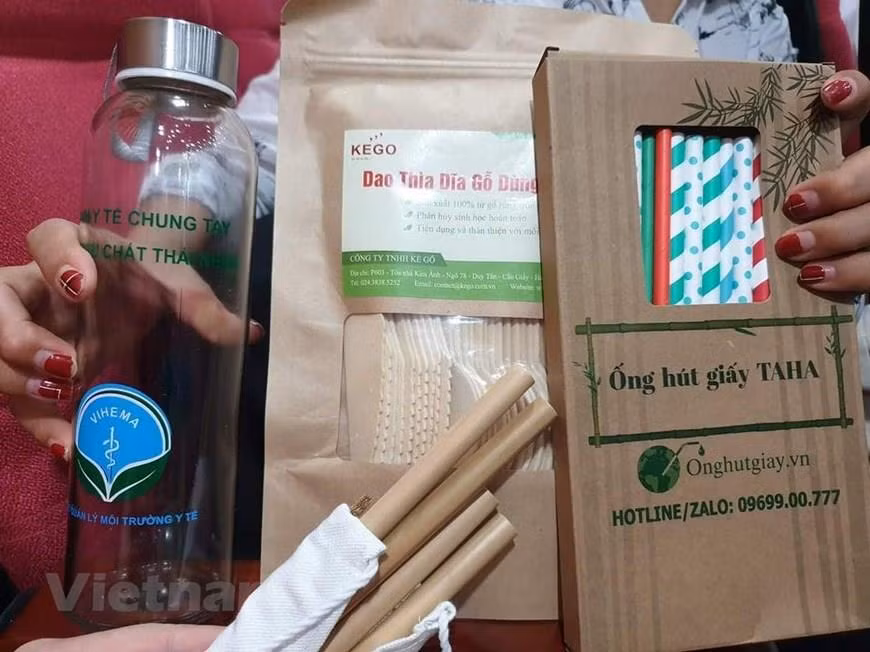 可多次使用的木制刀子、吸管、纸制吸管、玻璃水瓶。图自越通社