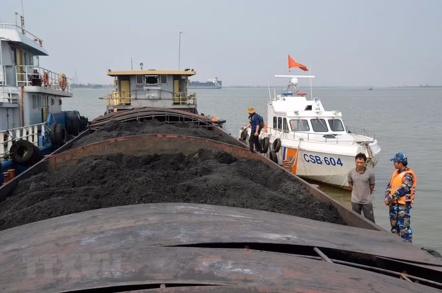 2019年4月20日，越南海警第一区司令部工作组在海防市和广宁省接壤的海域上发现HP 4211号船上载有走私的900顿煤粉。越通社发