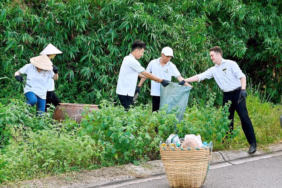 各度假村的志愿者在各条道路开展塑料垃圾收集活动。图自越通社
