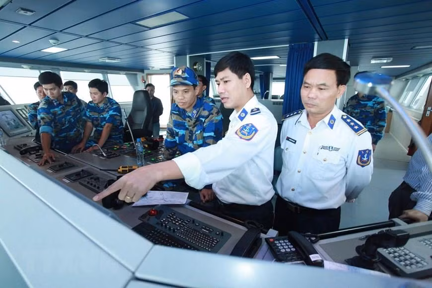 8001号海警船官兵在海上 DK1/15附近海域执法。越通社记者 林庆 摄
