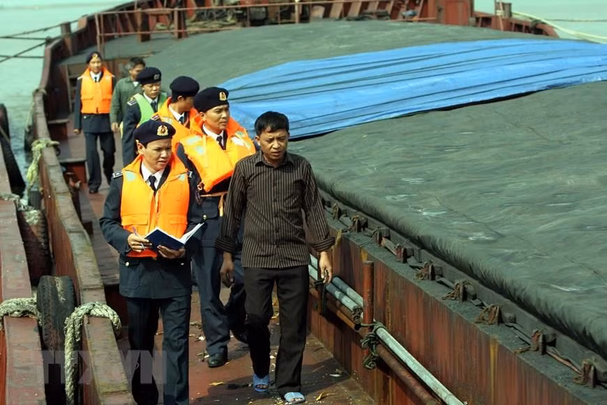 2007号海警船2009年11月在下龙湾海域抓获走私近3000顿煤炭的ND 1865 和 HN 0525号船。越通社记者 仲德 摄