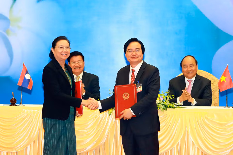 两国总理见证《越南教育培训部与老挝教育体育部2017年合作计划》签署仪式（图片来源：越通社）