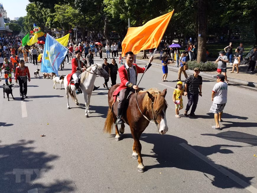 诸多杂技演员日前一同参加在还剑湖步行街举行的杂技文艺演出活动，为市民和游客献上一场精彩的杂技表演。 越通社记者青松 摄