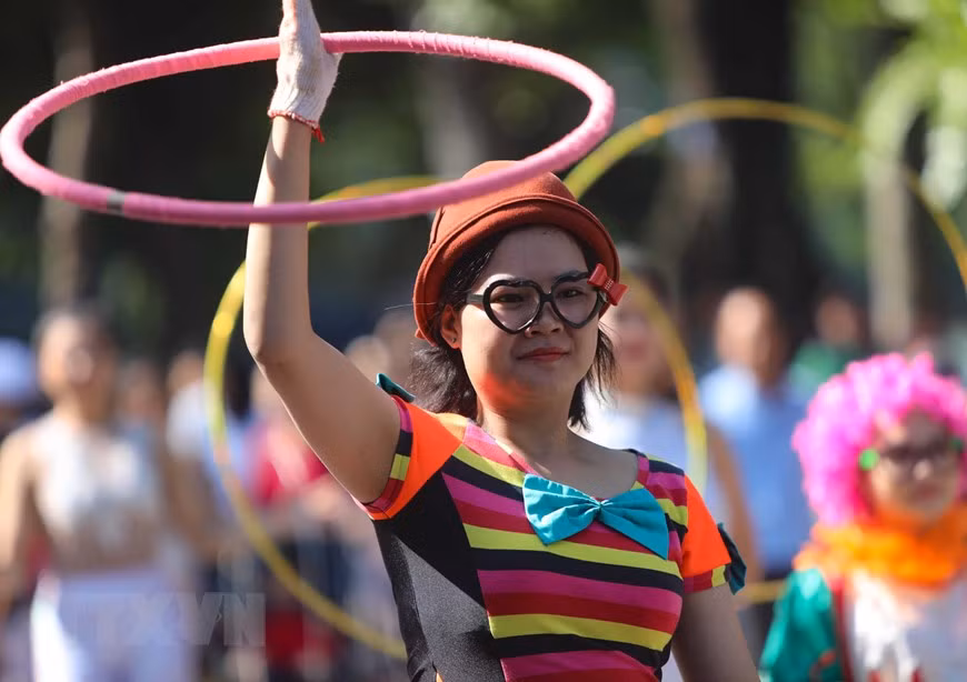 诸多杂技演员日前一同参加在还剑湖步行街举行的杂技文艺演出活动，为市民和游客献上一场精彩的杂技表演。 越通社记者青松 摄