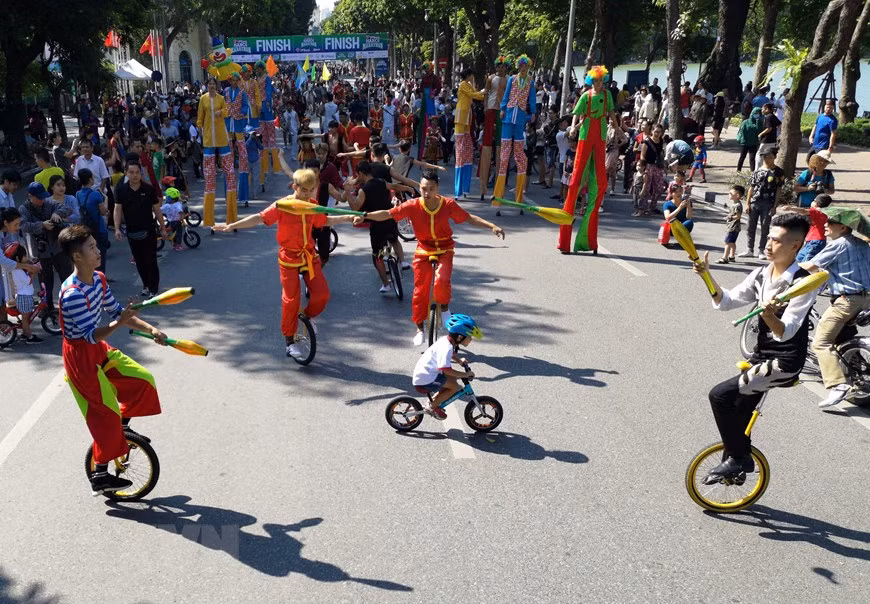 诸多杂技演员日前一同参加在还剑湖步行街举行的杂技文艺演出活动，为市民和游客献上一场精彩的杂技表演。 越通社记者青松 摄
