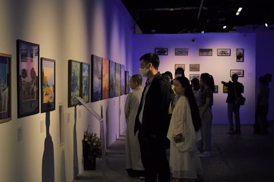 展会上还播出氛围音乐，对展会的空间十分适合，其有助于刺激参观者的各种感官。参展的各位才华横溢的年轻艺术家的作品在出名的 Vincom 贸易中心亮相，给公众提供了接触当代艺术的机会。展示作品都围绕着“活海”主题。海洋为人类提供了风能，食物，水，旅游，矿物等一系列资源，可以这么说，大海是人类在地球上赖以生存的最重要的“伙伴”之一。图自VIETNAM+