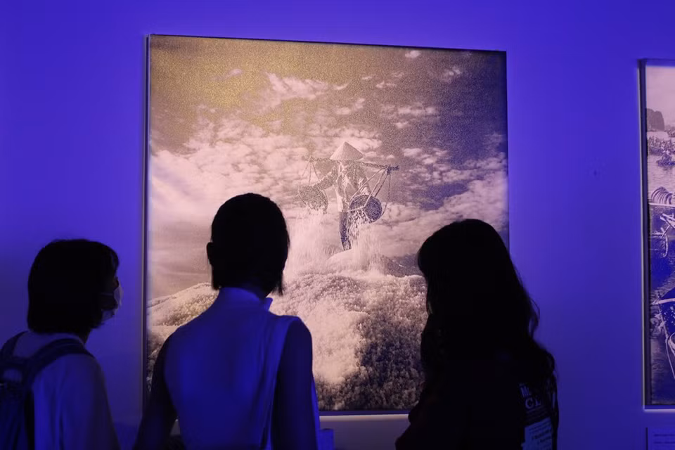 绿灯有助于吸引参观者对展会上展示的图片、绘画作品的关注。图中就是邓玉泰摄影师在芽庄海滩上拍摄的作品。随着海洋的开发，也带来了海洋环境污染的严重问题。凡是人类活动产生的一切废弃物总是直接或间接地以这种或那种形式侵入海洋，并最终在海洋中找到归宿，所以，有人把海洋称为巨大的“垃圾桶”。图自VIETNAM+