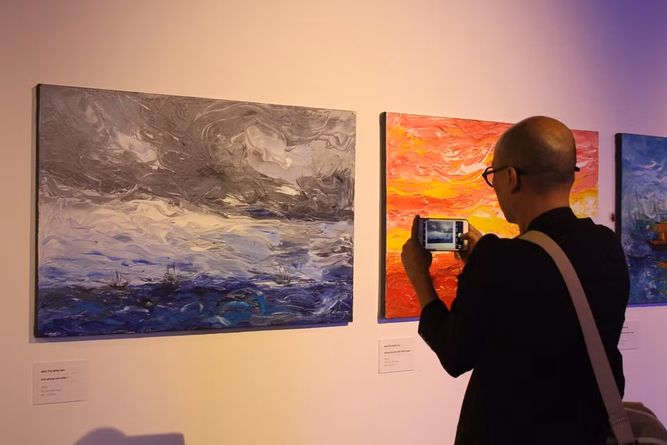 吴氏萍儿画家在《海上雷暴》（一）和《宁顺省海滩上的黄昏》等两幅油漆画中采用相反的颜色，有助于刺激参观者的视线。展品筛选负责人黎铁刚对这种崭新的做法评价说：“这是必要的破格，是我们的第一次尝试。公众可以自然而然地接触艺术，就是专业人士也未必能做到的事。” 图自VIETNAM+
