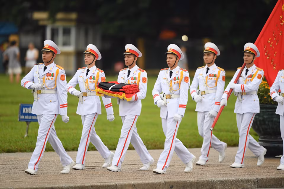 升国旗降半旗仪式在巴亭广场举行。图自越通社