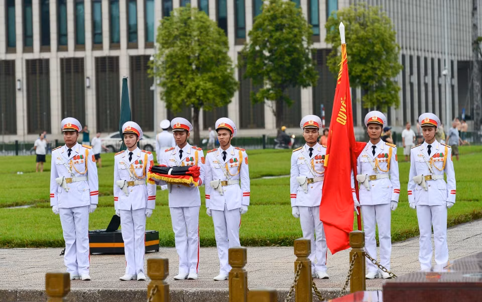升国旗降半旗仪式现场。图自越通社