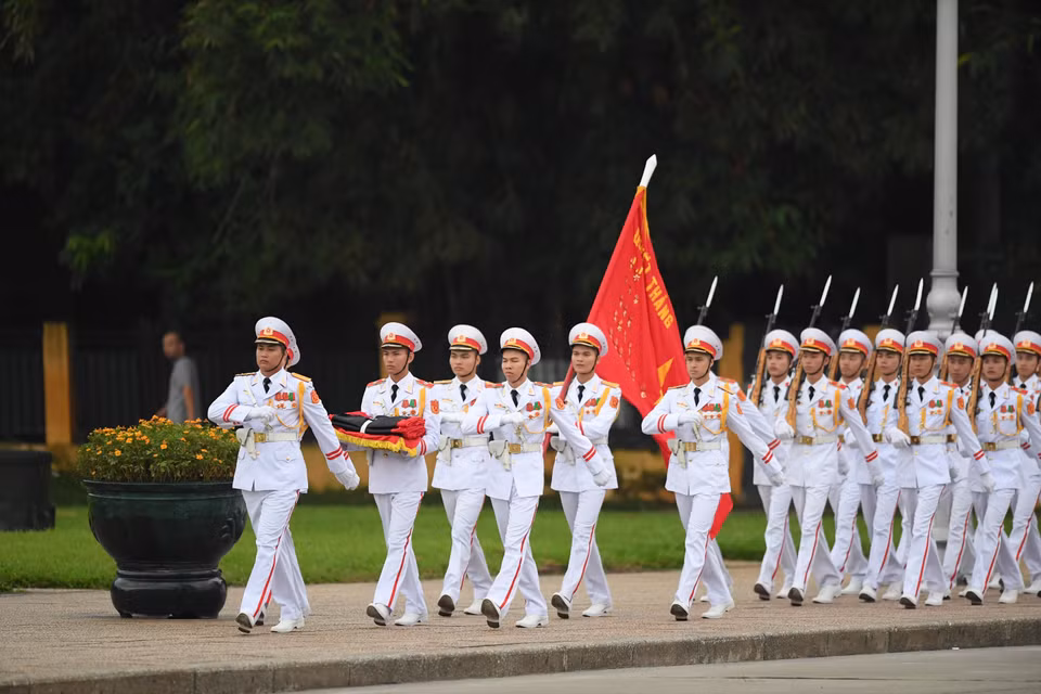 升国旗降半旗仪式在巴亭广场举行。图自越通社