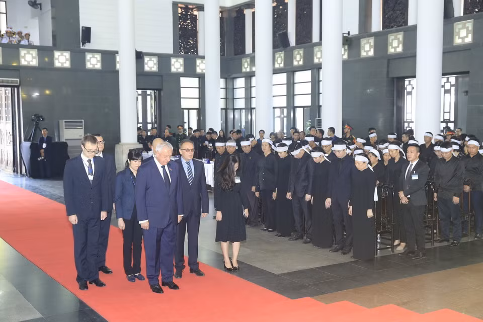 由白俄罗斯上议院议长米哈伊尔•米亚斯尼科维奇(Mikhail Myasnikovich)率领的白俄罗斯白俄罗斯共和国代表团前往首都河内陈圣宗街5号国家殡仪馆吊唁陈大光同志。图自越通社