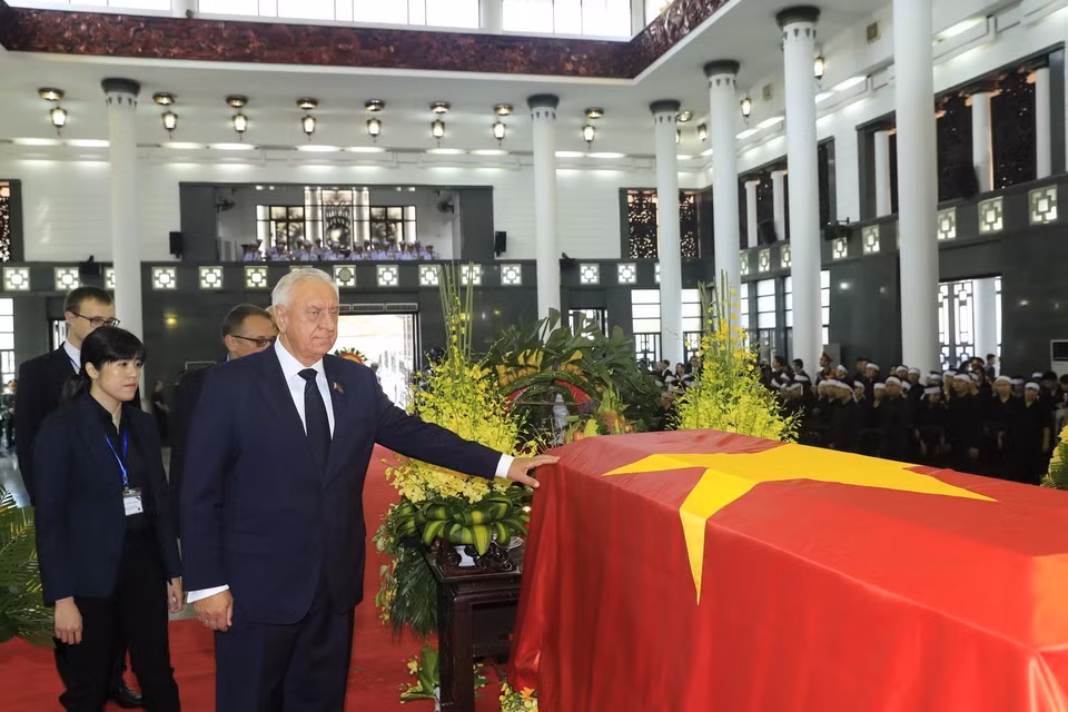 由白俄罗斯上议院议长米哈伊尔•米亚斯尼科维奇率领的白俄罗斯白俄罗斯共和国代表团向陈大光同志遗体告别。图自越通社