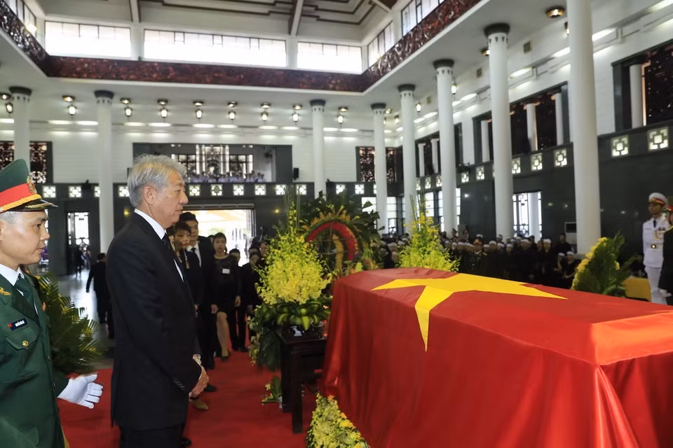 由新加坡副总理张志贤率领的新加坡共和国代表团向陈大光同志遗体告别。图自越通社