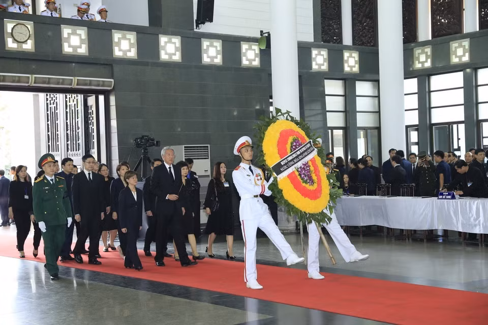 由新加坡副总理张志贤率领的新加坡共和国代表团前往首都河内陈圣宗街5号国家殡仪馆吊唁陈大光同志。图自越通社