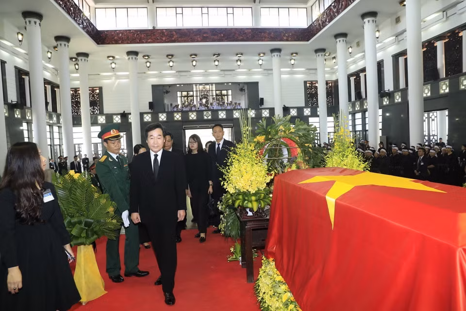 韩国国务总理李洛渊（Lee Nak-yeon）前往首都河内陈圣宗街5号国家殡仪馆吊唁陈大光同志。图自越通社