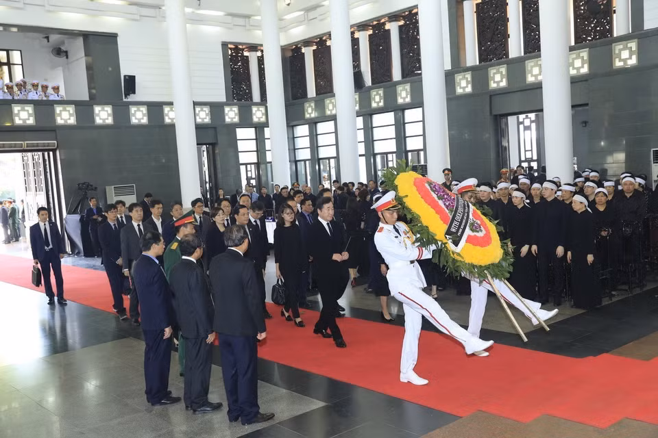 韩国国务总理李洛渊（Lee Nak-yeon）前往首都河内陈圣宗街5号国家殡仪馆吊唁陈大光同志。图自越通社
