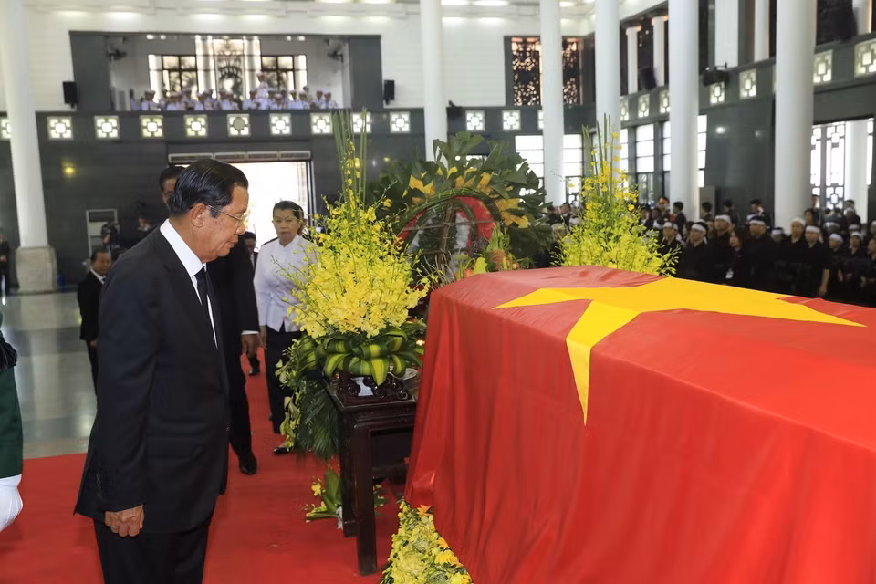 柬埔寨首相洪森向陈大光同志遗体告别。图自越通社