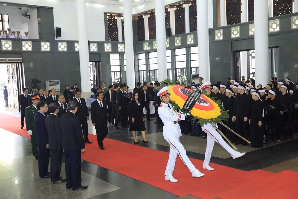 由柬埔寨首相洪森（Samdech Techo Hunsen)为首的柬埔寨王国政府代表团前往首都河内陈圣宗街5号国家殡仪馆吊唁陈大光同志。图自越通社