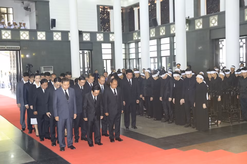 由老挝人民革命党中央政治局委员、中央书记处常务书记、老挝国家副主席潘坎•维帕万（Phankham Viphavanh）为首的老挝国家代表团前往首都河内陈圣宗街5号国家殡仪馆吊唁陈大光同志。图自越通社