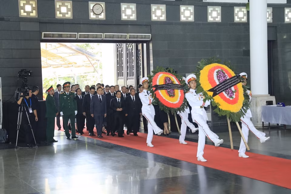 由老挝人民革命党中央政治局委员、中央书记处常务书记、老挝国家副主席潘坎•维帕万（Phankham Viphavanh）为首的老挝国家代表团前往首都河内陈圣宗街5号国家殡仪馆吊唁陈大光同志。图自越通社