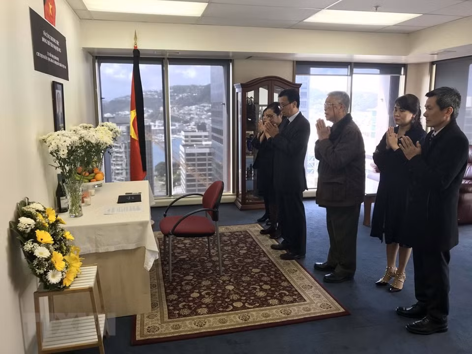 越南驻新西兰大使谢文聪和大使馆工作人员以及旅新越侨同胞吊唁陈大光同志。图自越通社 